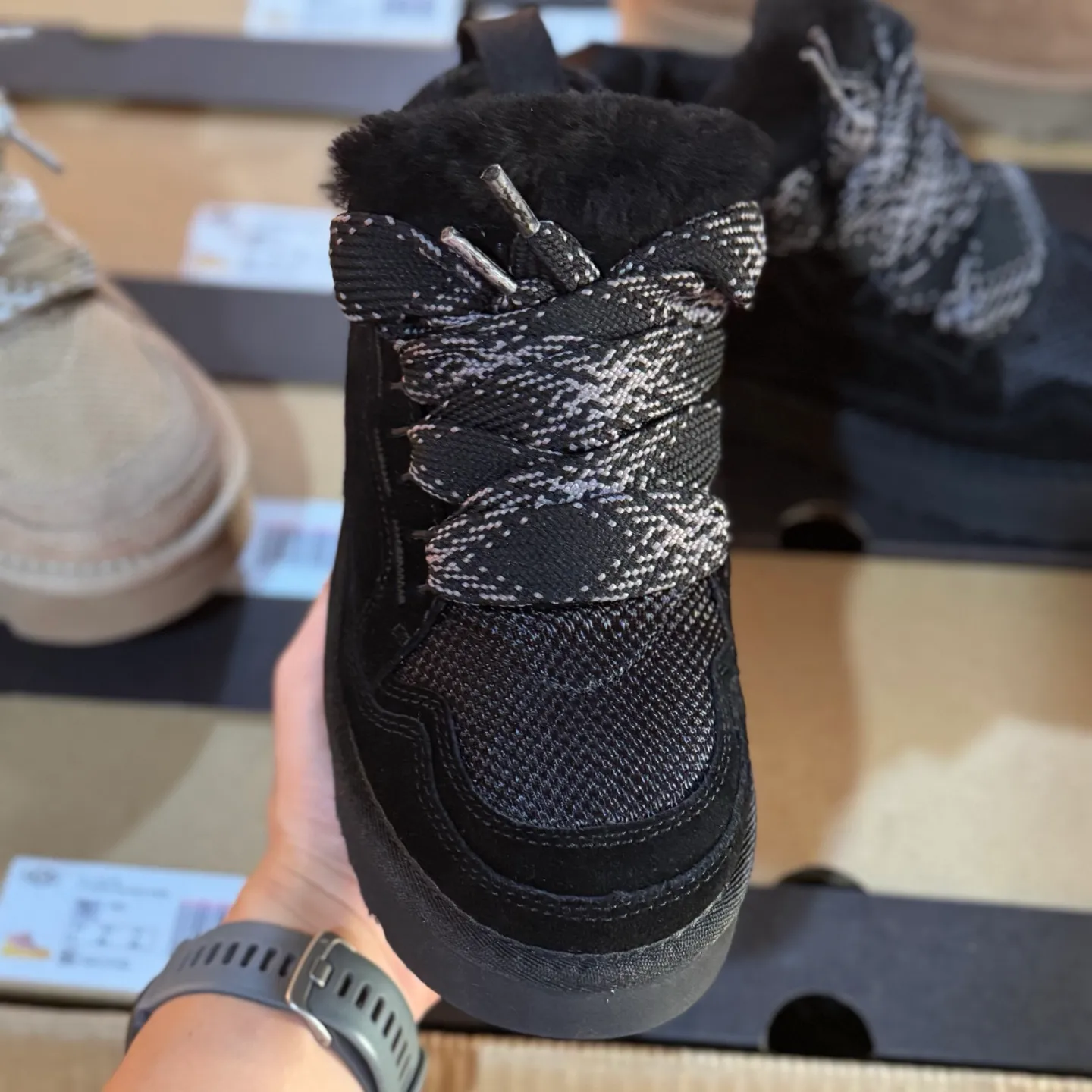 Local 💰600 Settlement in store 250 OEM grade 4032 Mel series Top workmanship level Super stable version ✔️ Good looks and texture online Suede leather + low-key logo look retro Classic two-color shoelaces can be worn as one shoe or two ✔️ So comfortable that you want to weld your feet on it Super light material + 5cm thick sole No tired feet after heightening Wool insoles are warm and breathable No stress on commuting and shopping all day long ✔️ I love the details: wide shoelaces for photos, sizes 34-40 are suitable for various foot types, slight stains can be wiped clean with a damp cloth, and the loose feeling in early autumn depends entirely on it. You can close your eyes and avoid stepping on thunder! 👟